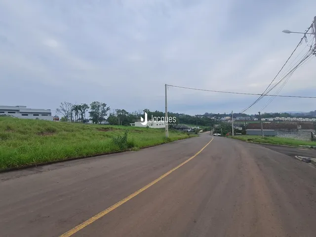 Vista da rua e terreno com vegetação ao fundo em Lajeado, Brasil.