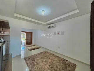 Hall de entrada com piso coberto por carpete em um imóvel no Brasil.