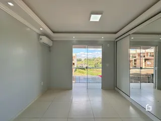 Vista interna de um ambiente com piso de cerâmica e paredes brancas.