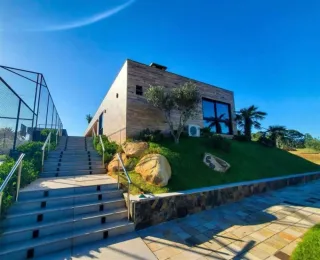 Foto da fachada de uma casa moderna em Lajeado, Brasil, com escadaria externa e jardim.
