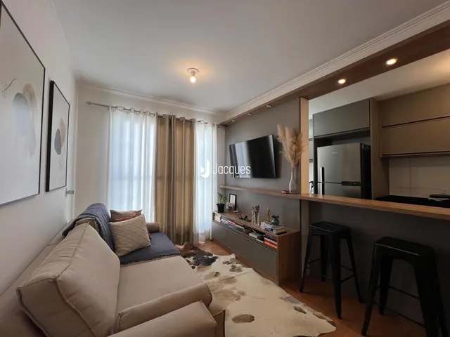 Sala de estar moderna com sofá e janelas em Lajeado.