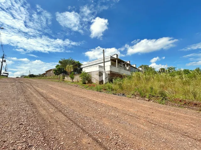 Fachada de uma casa em Lajeado, Brasil, ao lado de uma estrada de terra.