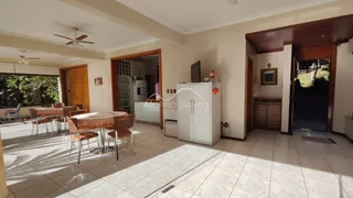 Foto de uma sala de jantar com mesa e cadeiras em um imóvel em Lajeado.