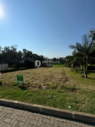 Vista de um terreno gramado com vegetação e sinalização em Lajeado.