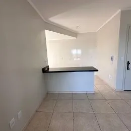 Hall de corredor com paredes brancas e piso de cerâmica.