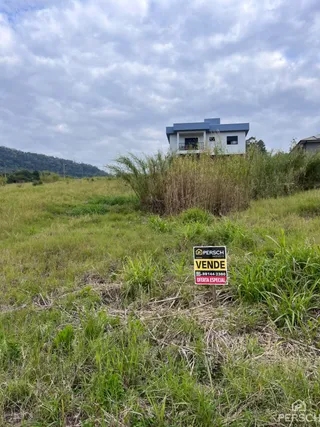 Vista externa de uma residência em Lajeado, Brasil, com vegetação alta no primeiro plano.