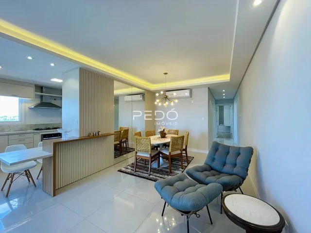 Ambiente de sala de estar e jantar com piso claro e decoração moderna.