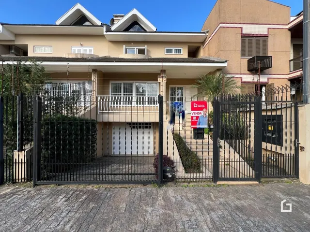 Fachada de uma residência em Lajeado, Brasil com portão de ferro preta.