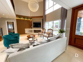 Sala de estar de uma residência em Lajeado, Brasil, com decoração moderna.