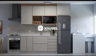 Cozinha moderna com armários em tons neutros e eletrodomésticos em aço inoxidável.