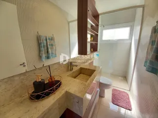 Vista de um banheiro com bancada e vaso sanitário em um imóvel no Brasil.