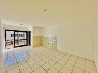 Ambiente interno com piso de cerâmica claro.