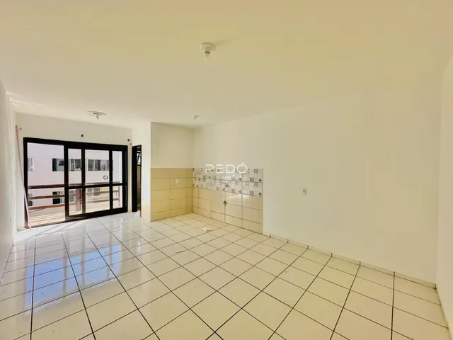 Ambiente interno com piso de cerâmica claro.