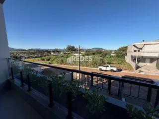 Vista da varanda com paisagem de colinas.