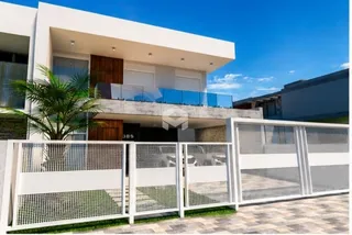 Fachada moderna de uma residência em Lajeado, Brasil, com portão branco.
