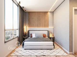 Quarto moderno com grande janela e painéis de madeira na sala.
