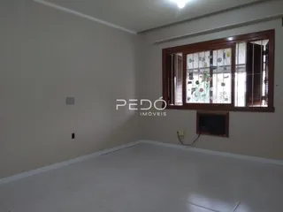Interior de um cômodo com paredes brancas e piso claro.