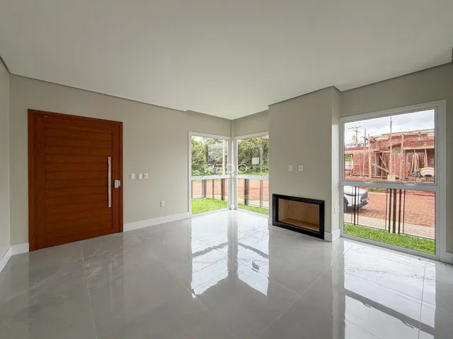 Ambiente interno com piso claro e porta de madeira em uma residência.