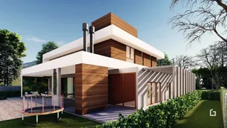 Fachada moderna de uma casa em Lajeado, Brasil com revestimento de madeira.