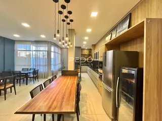 Vista de uma sala de jantar com mesa de madeira em um apartamento no Brasil.