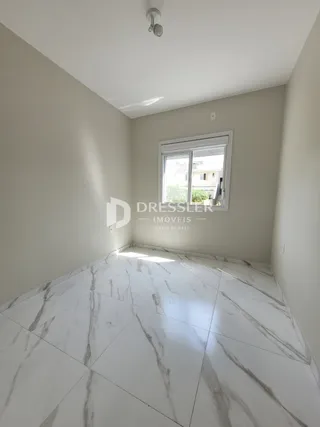Ambiente interno com piso de mármore claro.