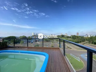 Vista panorâmica de um deck com piscina em Lajeado.