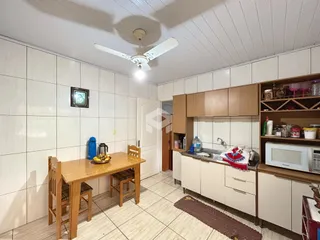 Foto de uma cozinha com armários de madeira e piso cerâmico.
