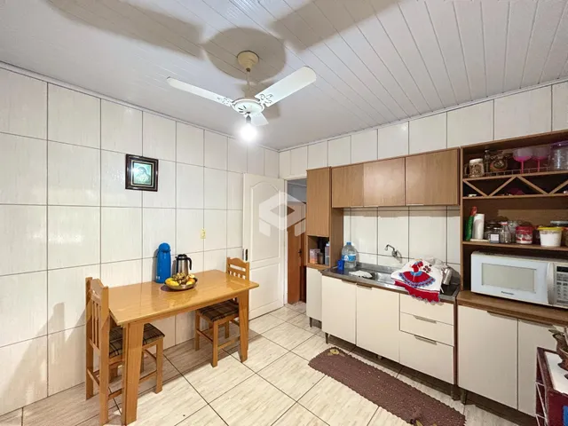 Foto de uma cozinha com armários de madeira e piso cerâmico.