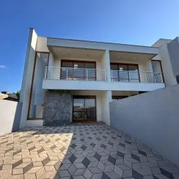 Foto da fachada de uma residência em Lajeado, Brasil, com área pavimentada na frente.