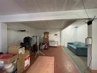 Interior de uma sala com caixas de mudança e móveis.