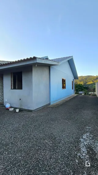 Fachada externa de uma casa em Lajeado, Brasil, com entrada de cascalho.