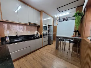 Vista da cozinha e área de jantar de um imóvel em Lajeado.