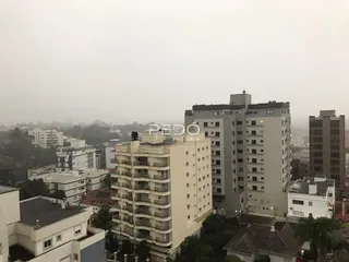 Vista aérea de edifícios residenciais em Lajeado, Brasil, sob neblina.