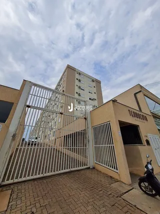Vista da fachada de um imóvel em Lajeado, Brasil, com grade de metal.