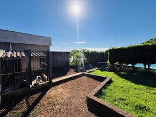 Vista externa de uma propriedade em Lajeado, Brasil, mostrando o muro e o jardim.