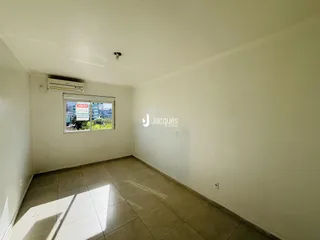 Interior de um cômodo com piso de cerâmica e paredes brancas.