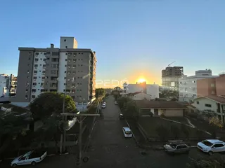 Vista da rua em Lajeado, Brasil, mostrando residências e edifícios.