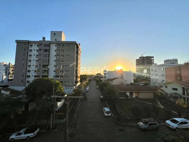 Vista da rua em Lajeado, Brasil, mostrando residências e edifícios.