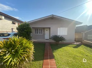 Fachada de uma casa em Lajeado, Brasil com jardim gramado e calçada.