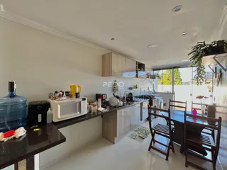 Vista da cozinha e área de jantar de um imóvel em Lajeado.