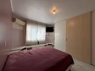 Quarto com cama e janela decorada.