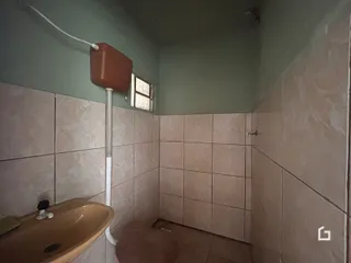 Foto interna de um banheiro com revestimento de cerâmica nas paredes.