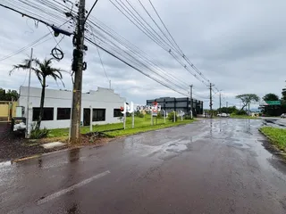 Vista da fachada de uma propriedade em Lajeado, Brasil, com uma rua molhada.