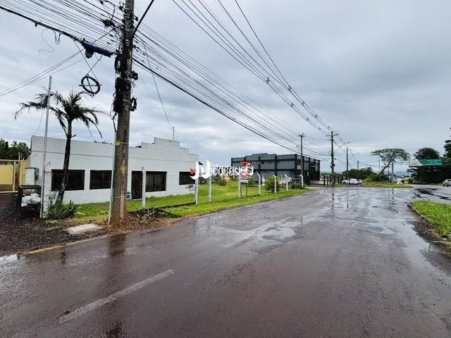 Vista da fachada de uma propriedade em Lajeado, Brasil, com uma rua molhada.