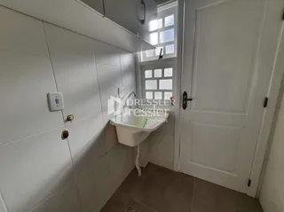 Foto de um banheiro interno em uma residência.