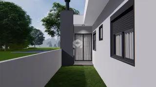 Vista da fachada de uma residência com jardim e área verde ao fundo.