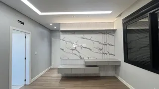 Sala de estar com parede de mármore e piso de madeira.