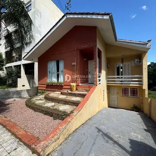 Fachada de uma residência em Lajeado, Brasil, com jardim frontal.