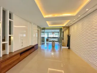 Interior de uma sala de estar moderna com piso de cerâmica e paredes brancas.