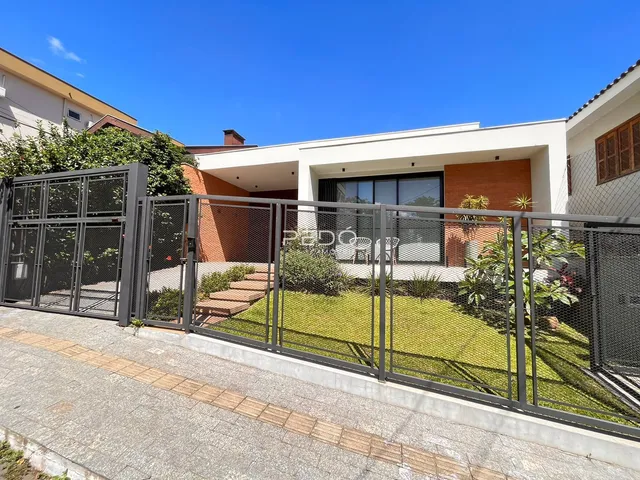 Vista da fachada de uma residência em Lajeado, Brasil, com cerca e jardim.